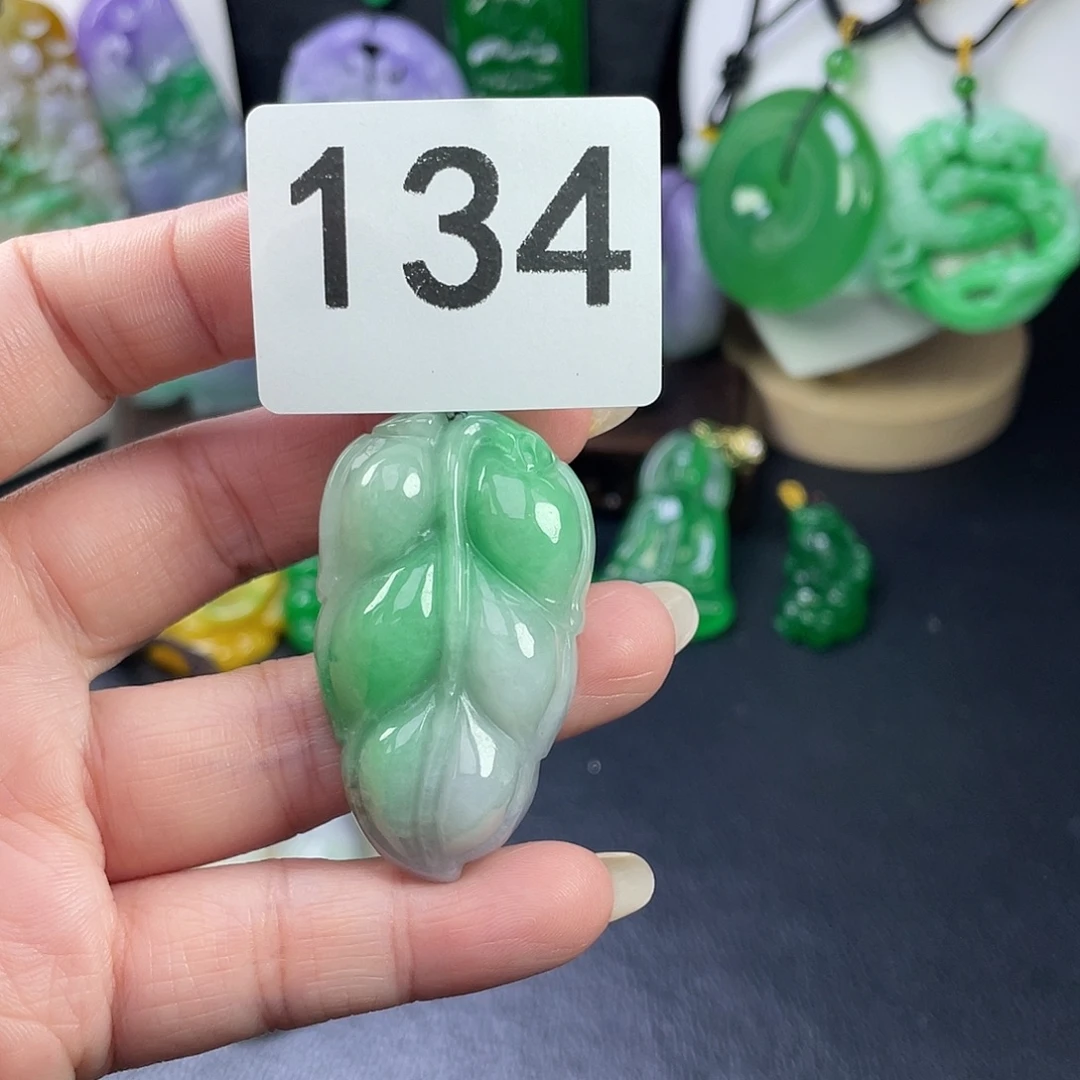 翡翠未镶嵌吊坠(赠链)