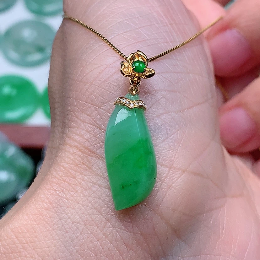 百千翡翠-18k金镶嵌冰润飘绿随形吊坠c（尺寸28.5*9.3*5）