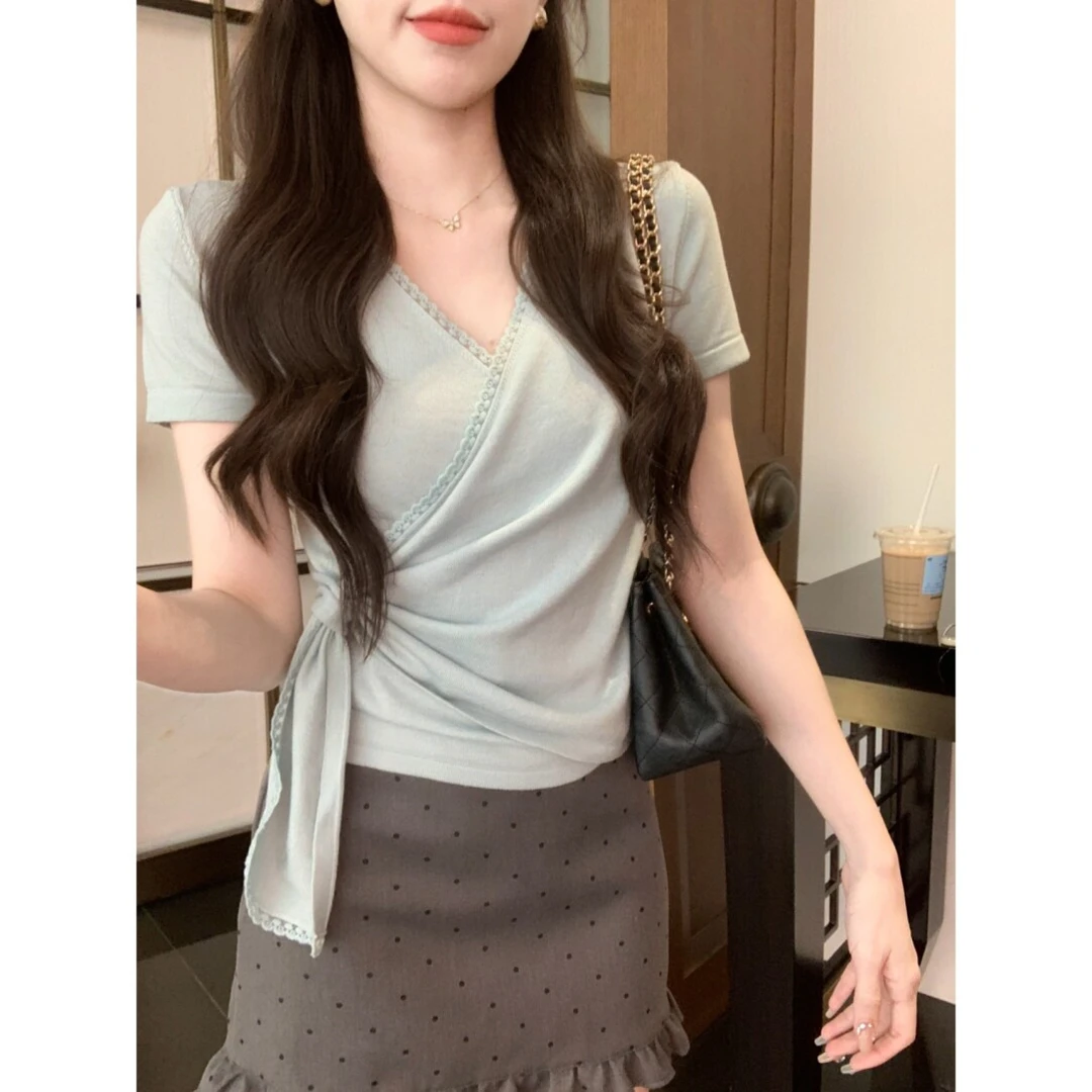 小奶芙 蕾丝交叉领抽绳针织上衣