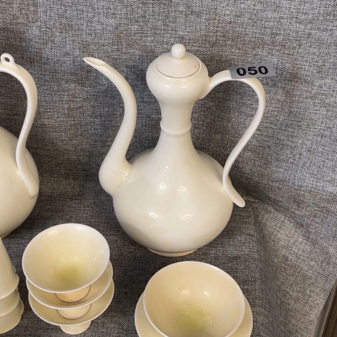 畲***辽赏品白瓷执壶一个