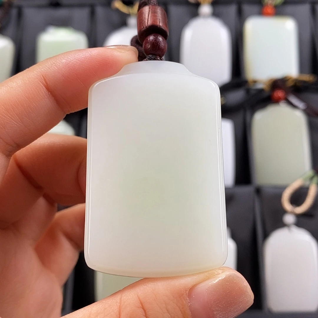 和田玉未镶嵌颈饰翠青