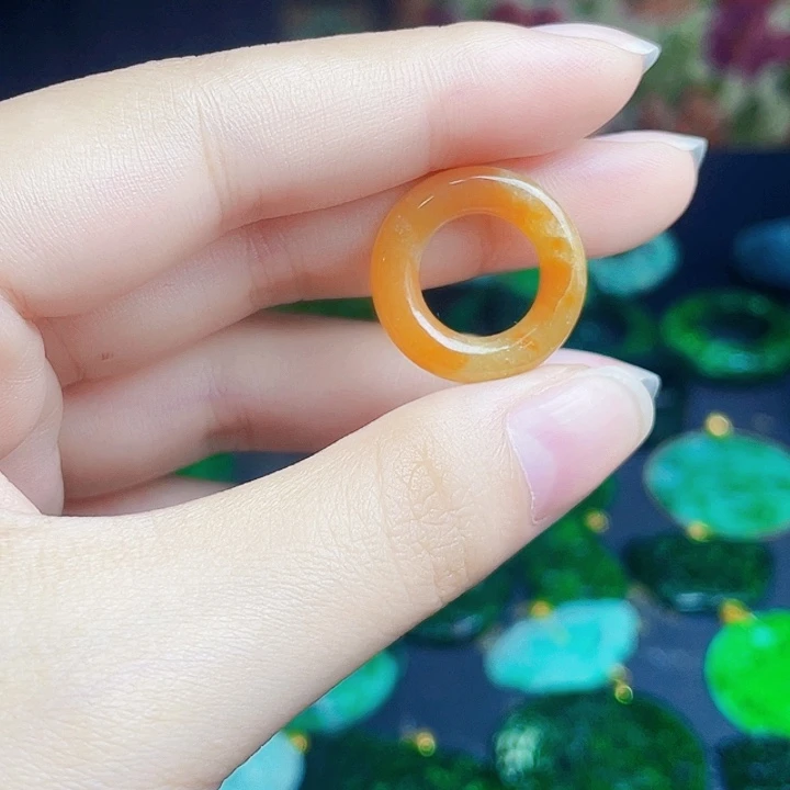 翡翠未镶嵌颈饰多样性