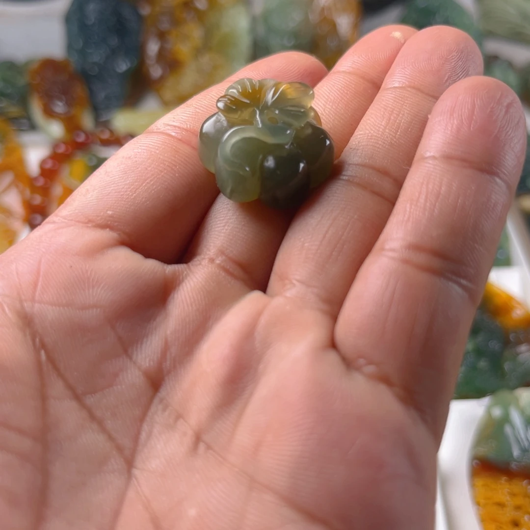蛇纹石玉未镶嵌颈饰