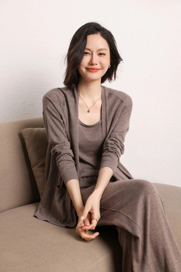 2025春夏新轻奢68支精纺V领100山羊绒开衫女无压宽松针织毛衣外套