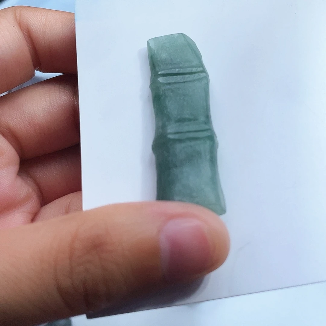 翡翠未镶嵌颈饰在