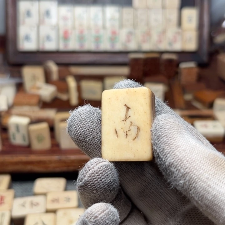 阿***德实心竹雕刻手把件