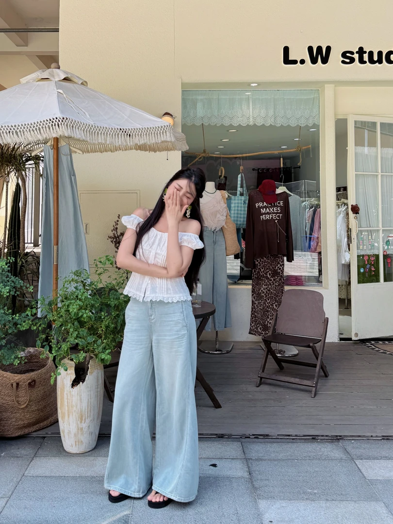 经典百搭浅色大裤脚的牛仔裤