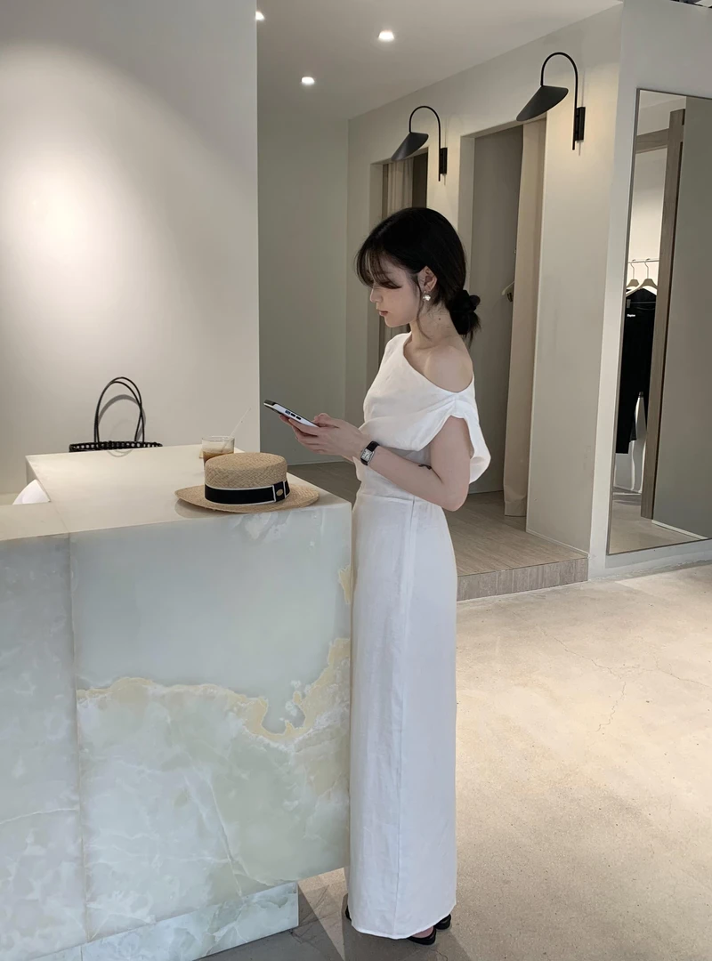 法式高级感气质亚麻斜肩连衣裙女夏季极简风设计感度假露肩长裙子