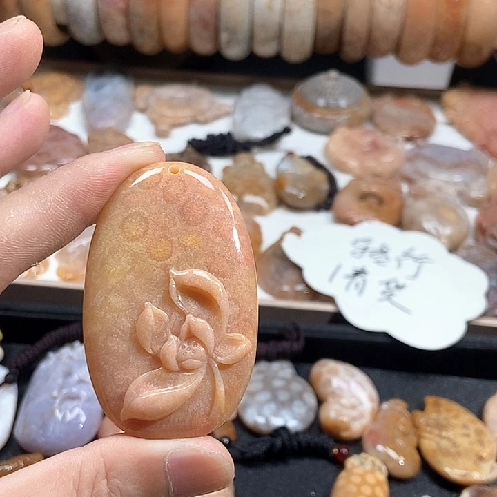 颈饰未镶嵌硅化珊瑚（珊瑚玉）