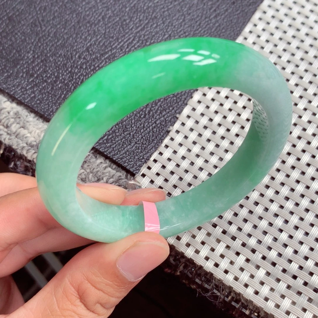 翡翠手镯未镶嵌缅甸