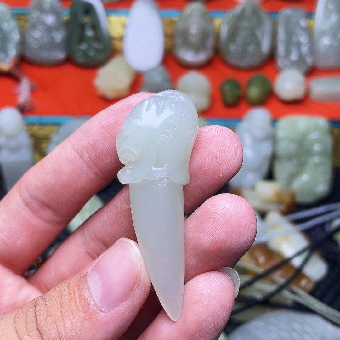 皮***周颈饰未镶嵌和田玉