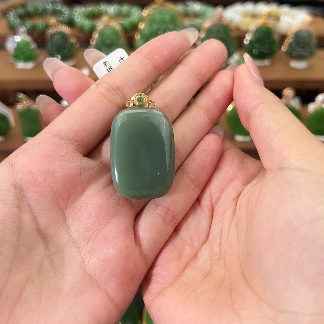 余***鱼和田玉18K金镶嵌吊坠(不含链)粉青无事牌33.5mm