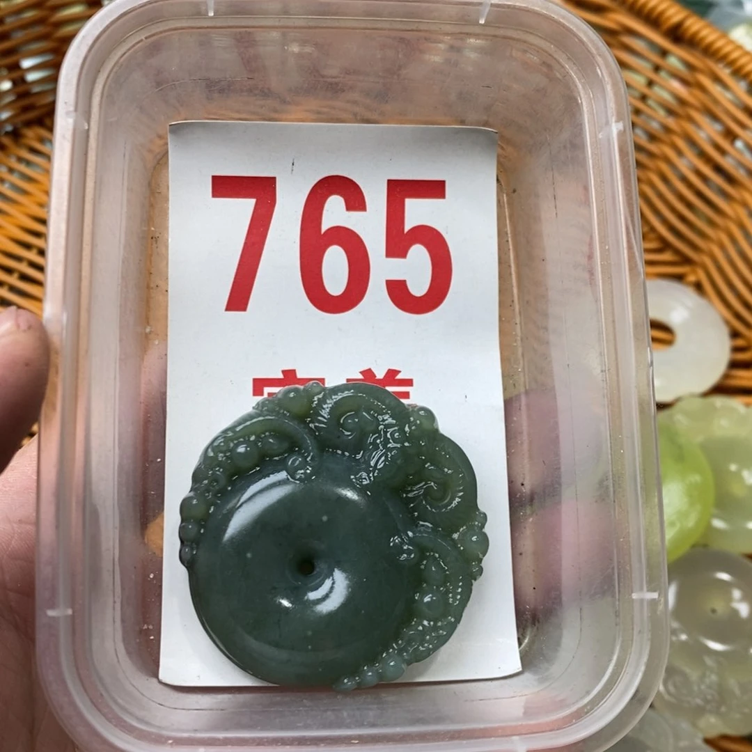 蛇纹石玉挂坠未镶嵌何***间