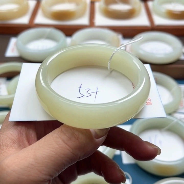 未镶嵌手镯和田玉阿*