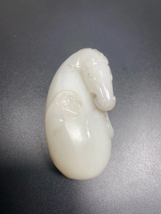 白玉马上封侯把件