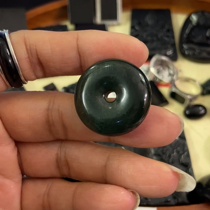 翡翠颈饰未镶嵌墨翠