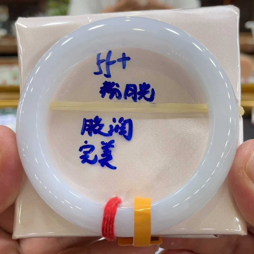 翡翠手镯未镶嵌翡翠