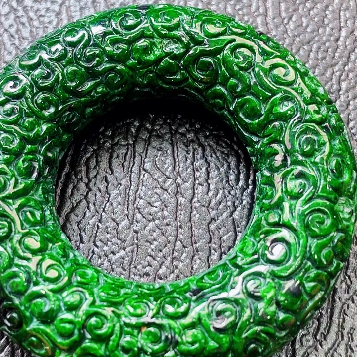 翡翠未镶嵌颈饰多样性