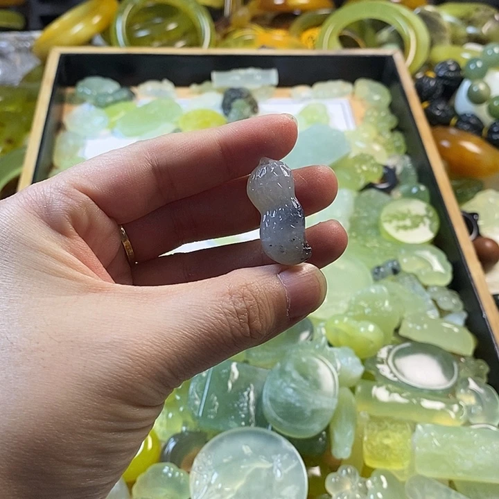 蛇纹石玉未镶嵌颈饰