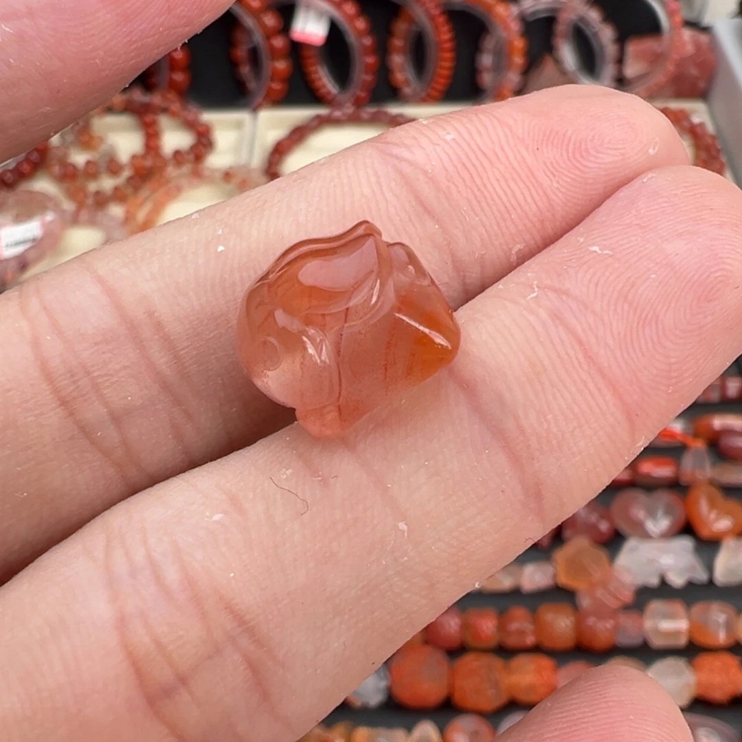 南红玛瑙未镶嵌颈饰趴趴兔