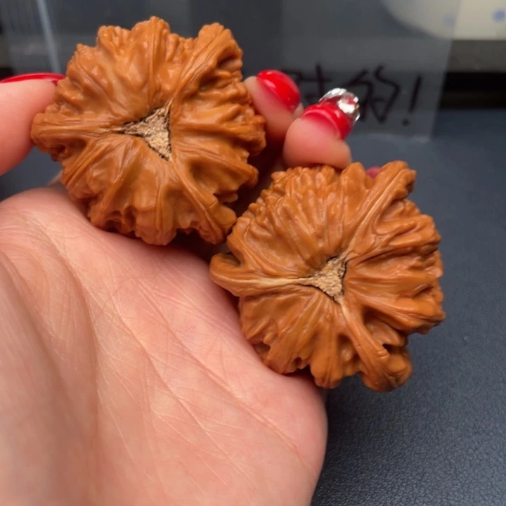 ****文玩核桃吊坠白狮子