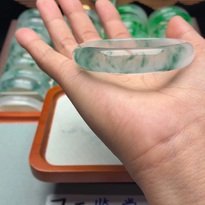 红***雪石英质玉未镶嵌手镯