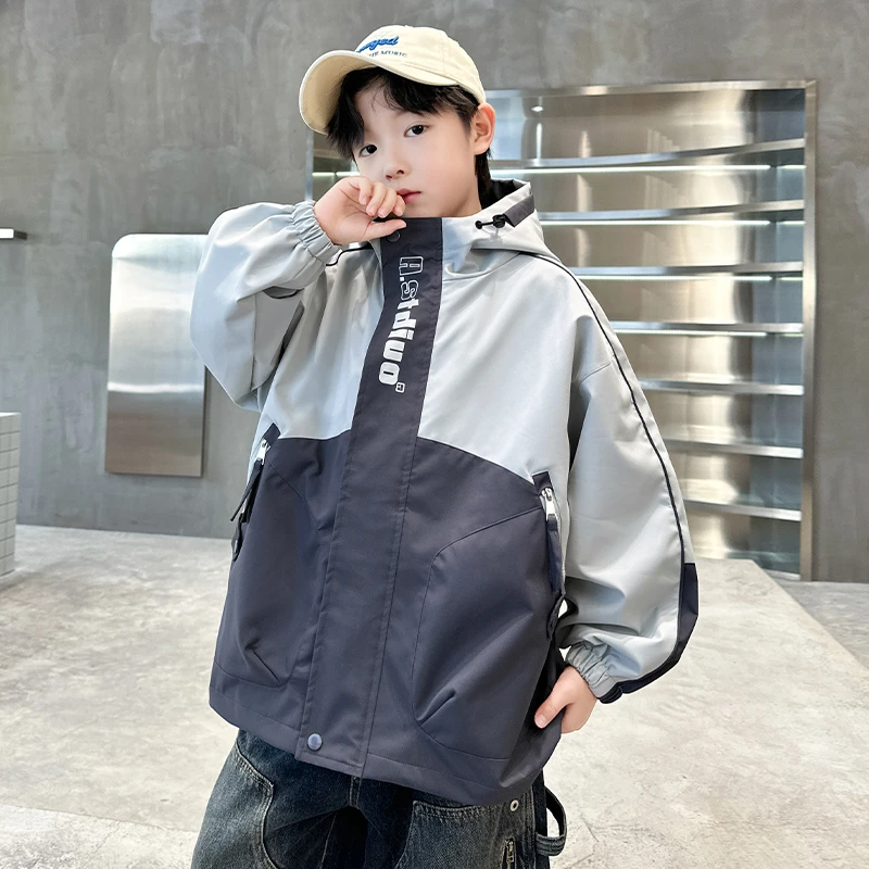 儿童装男童外套春秋款2025新款秋季男孩酷帅中大童秋装洋气冲锋衣