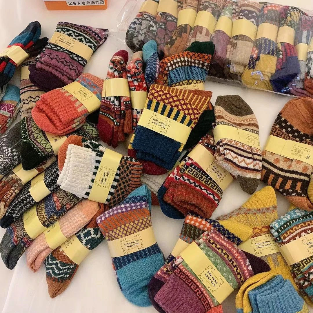 【包邮到家】秋冬季民族风拼接中筒女保暖中筒袜防汗学院风条纹刺绣