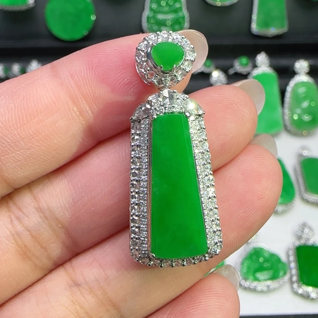 翡翠18K金镶嵌颈饰吊坠