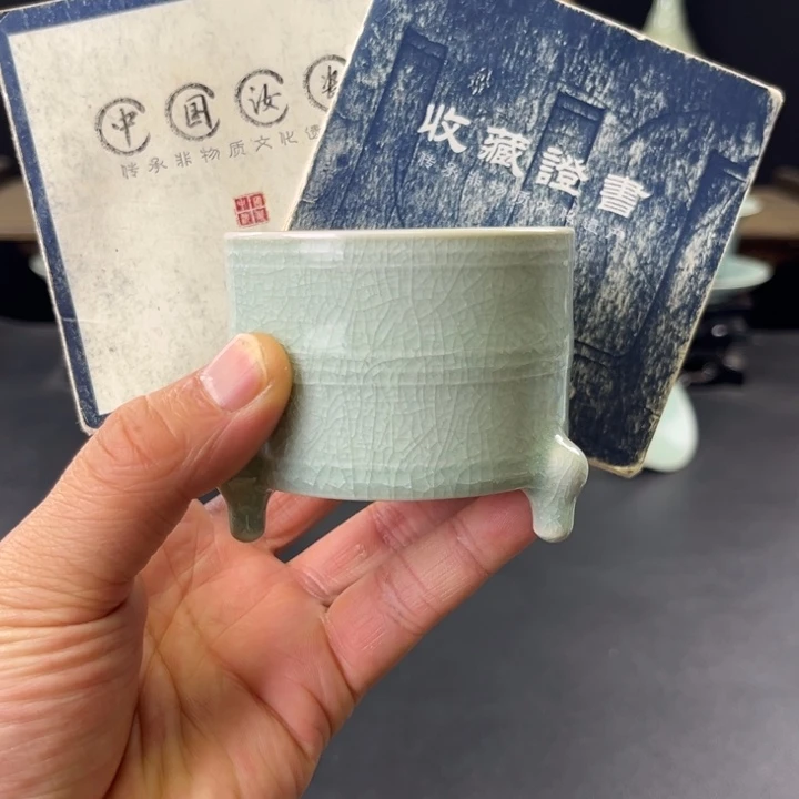 瓷片冰花三足主人杯