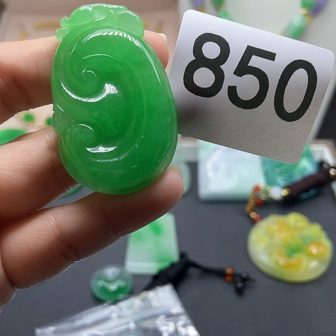 翡翠吊坠(赠链)未镶嵌