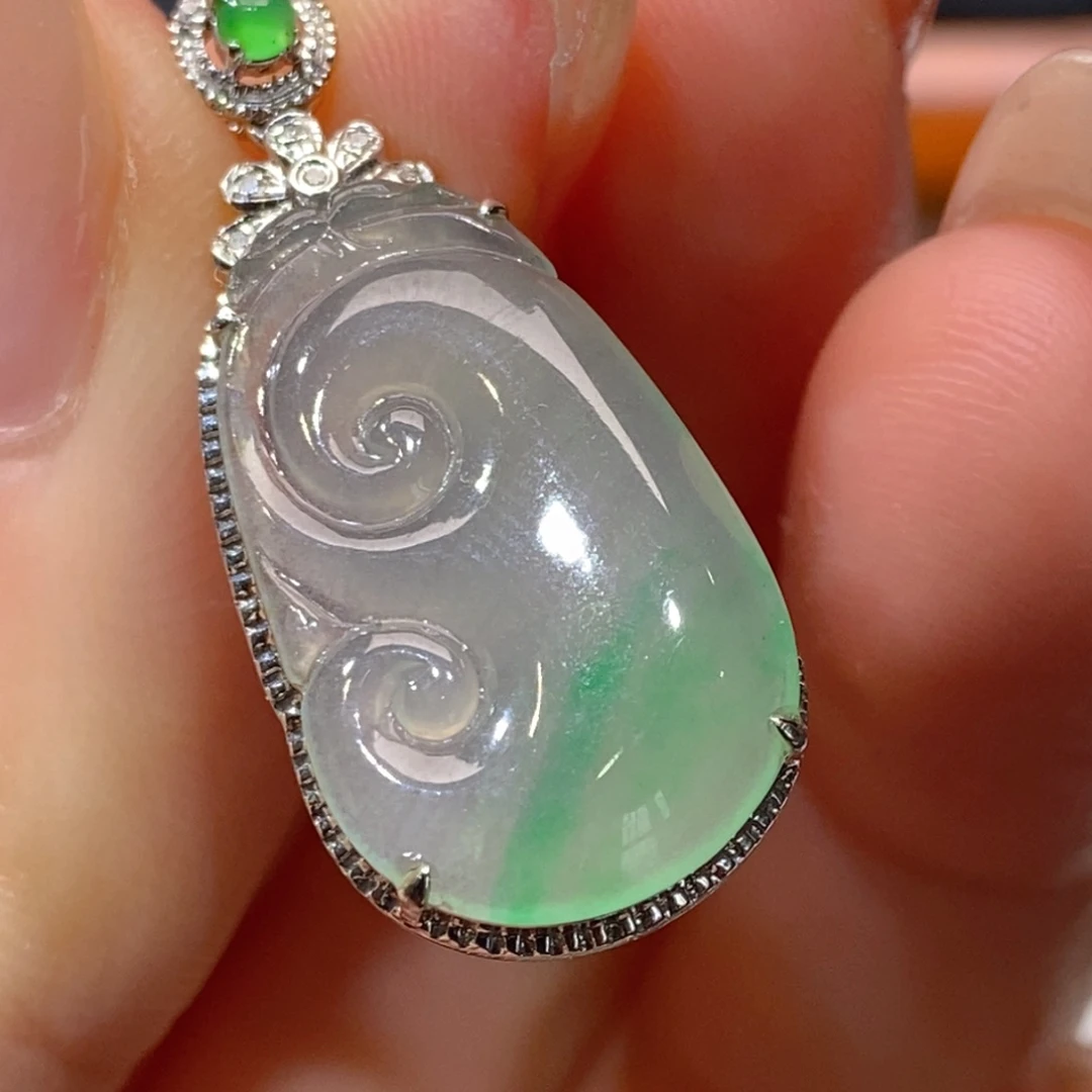 翡翠18K金镶嵌颈饰如意