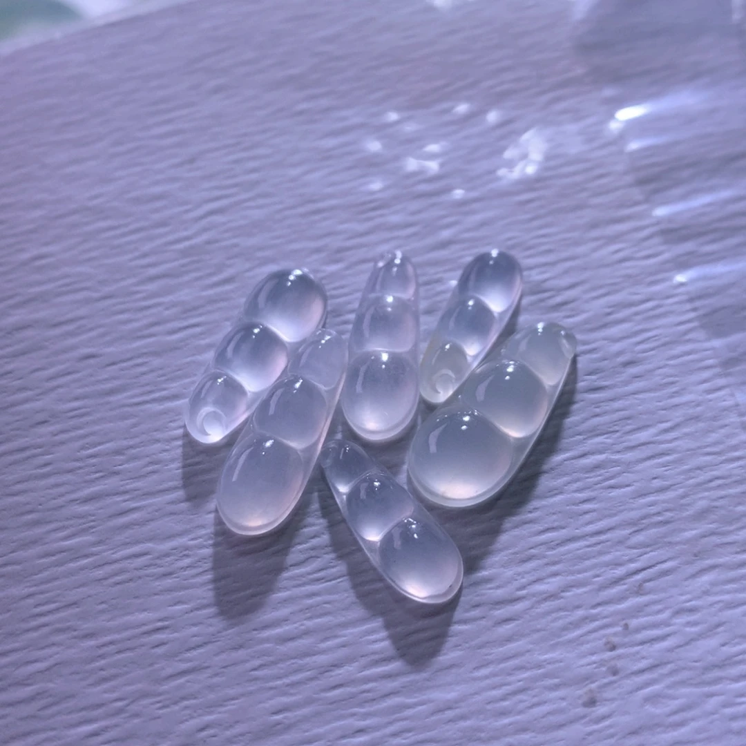 翡翠未镶嵌颈饰一手