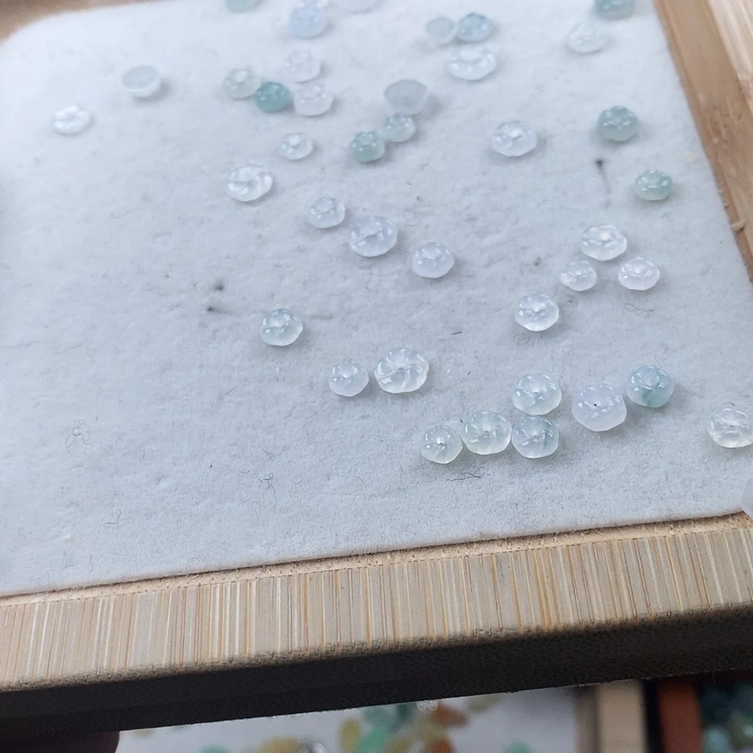 翡翠颈饰未镶嵌有钱花两个起拍
