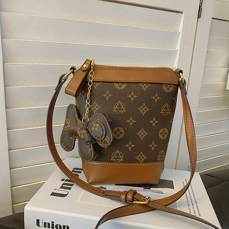 小包包女2024新款韩版气质高级质感女士休闲百搭手机包保温水杯