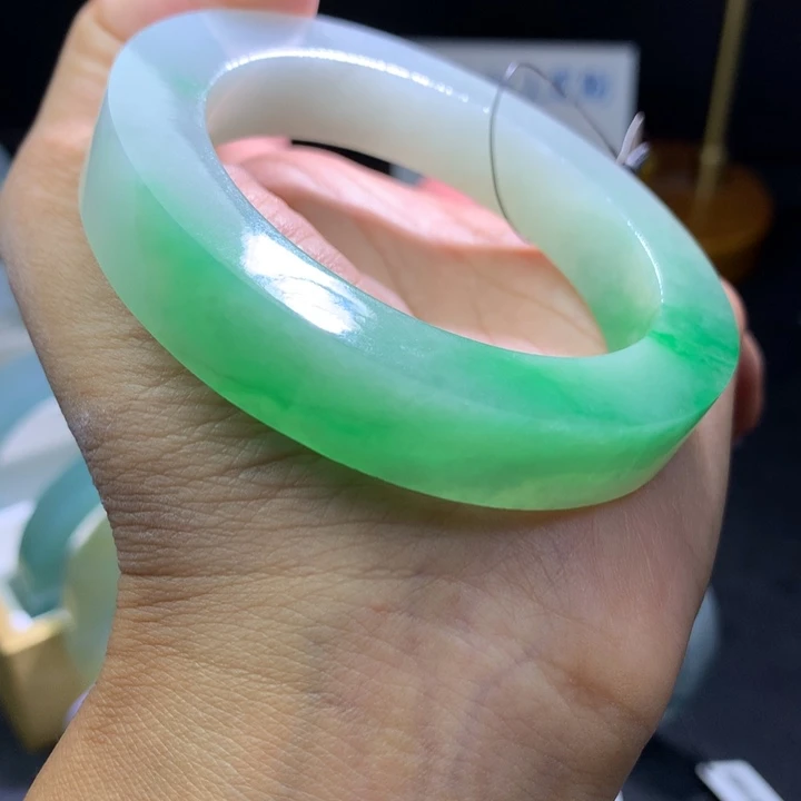 未镶嵌翡翠手镯定制翡翠