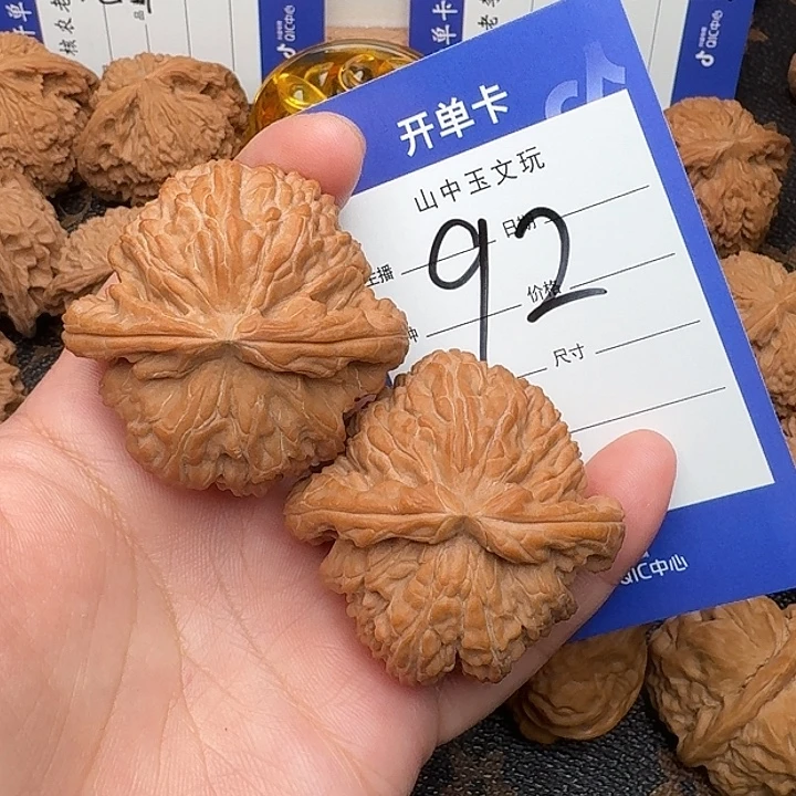 文玩核桃吊坠白狮子45尺