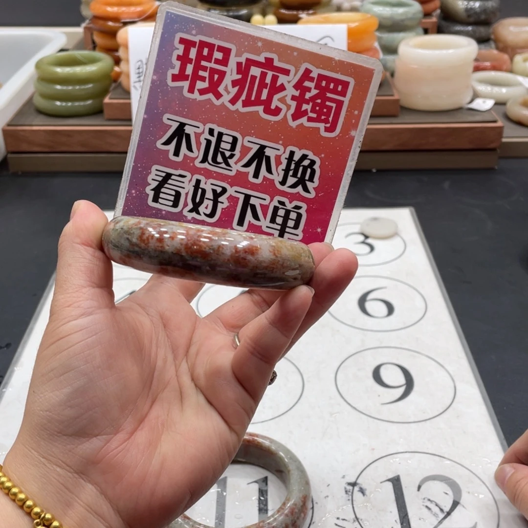 陈***n未镶嵌手镯石英质玉