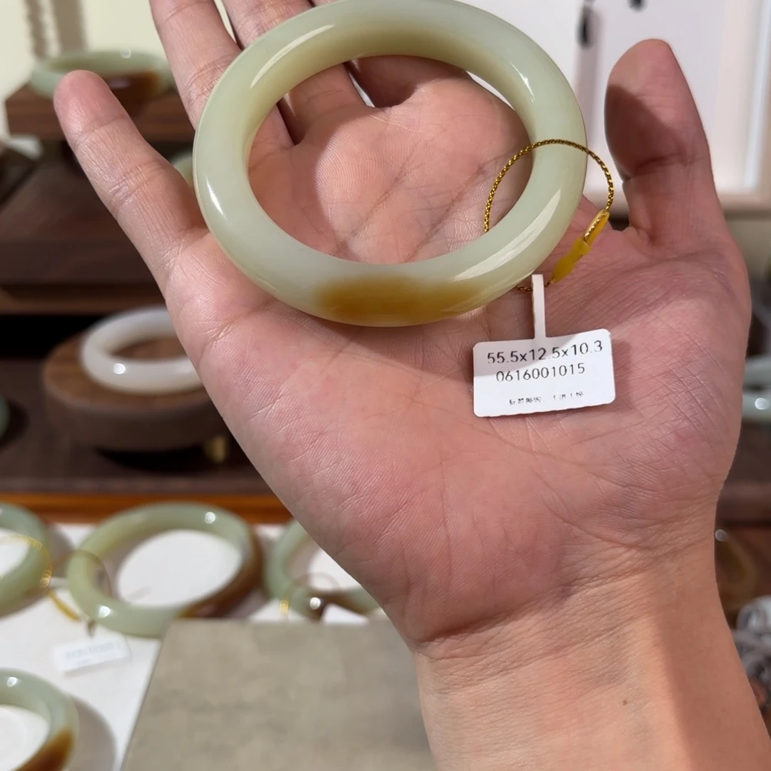 庐****和田玉（糖玉）手镯未镶嵌