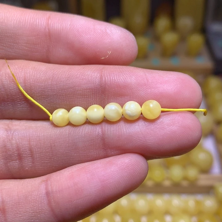 蜜蜡裸石未镶嵌小***生天然俄料金白妖花圆珠4.8