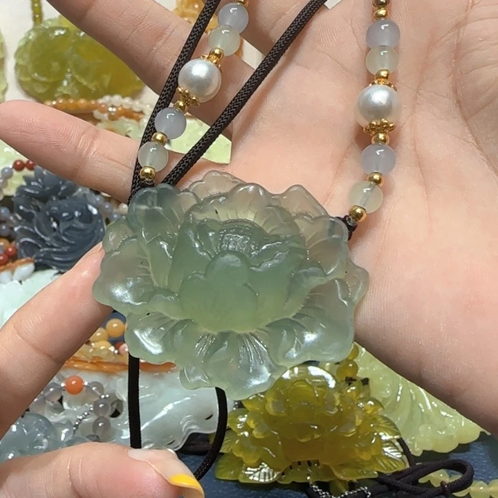 未镶嵌蛇纹石玉吊坠