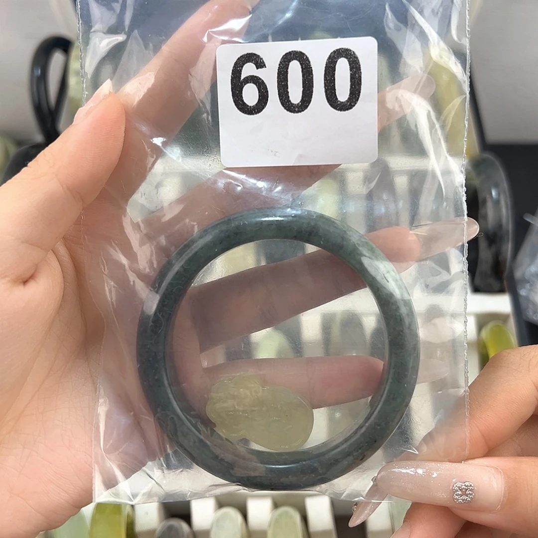 尾***尾蛇纹石玉未镶嵌颈饰