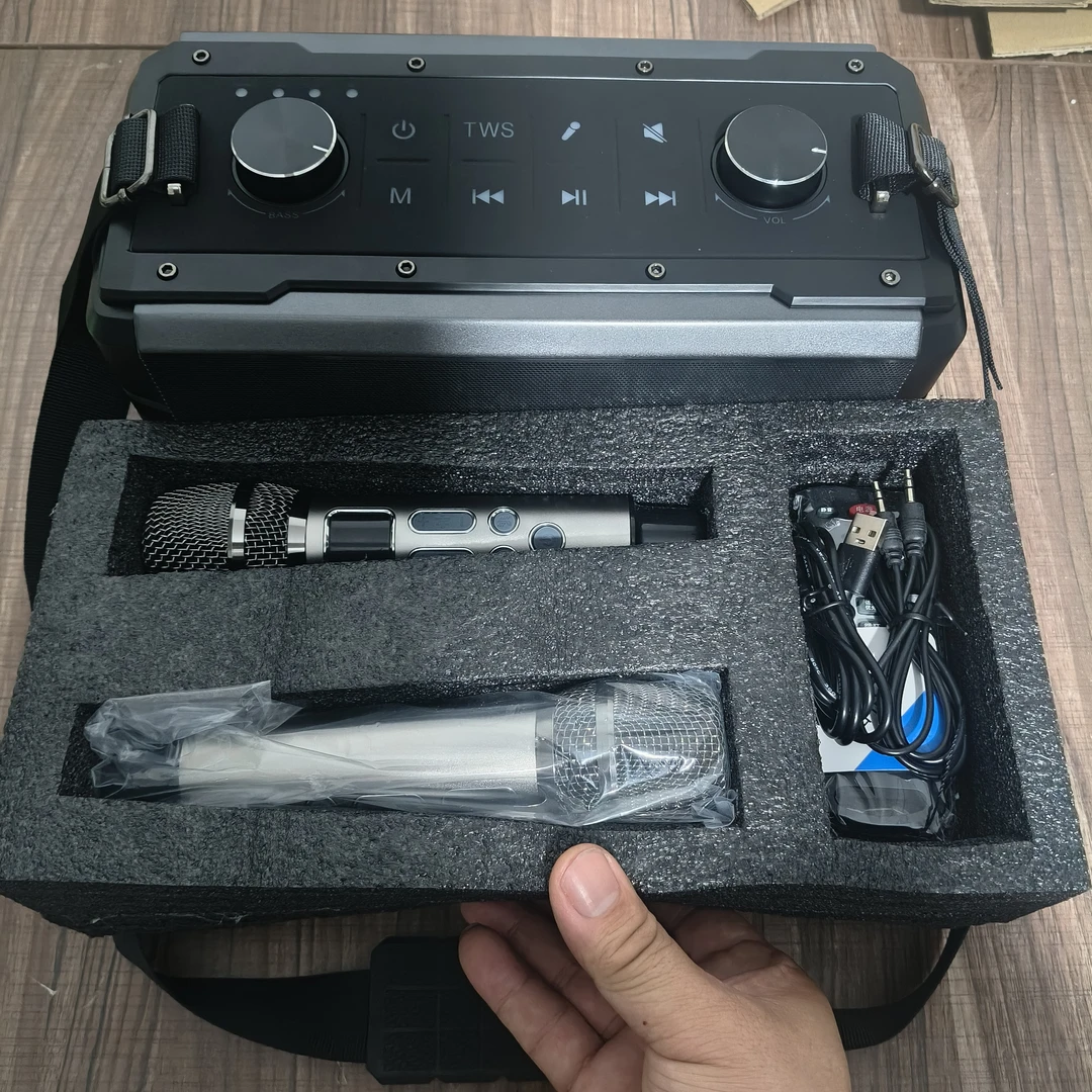 品牌蓝牙音响 带两个话筒