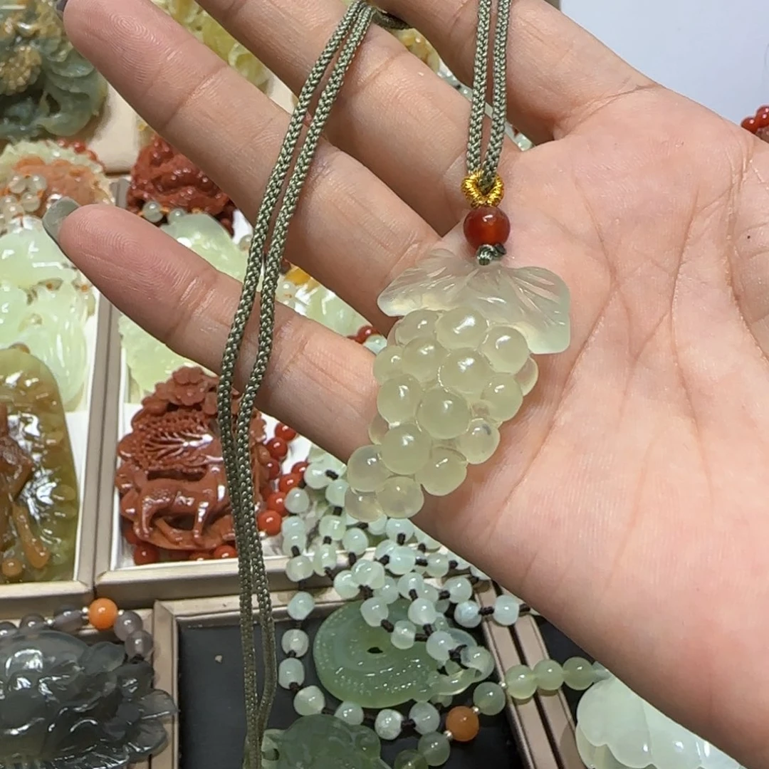 未镶嵌蛇纹石玉吊坠