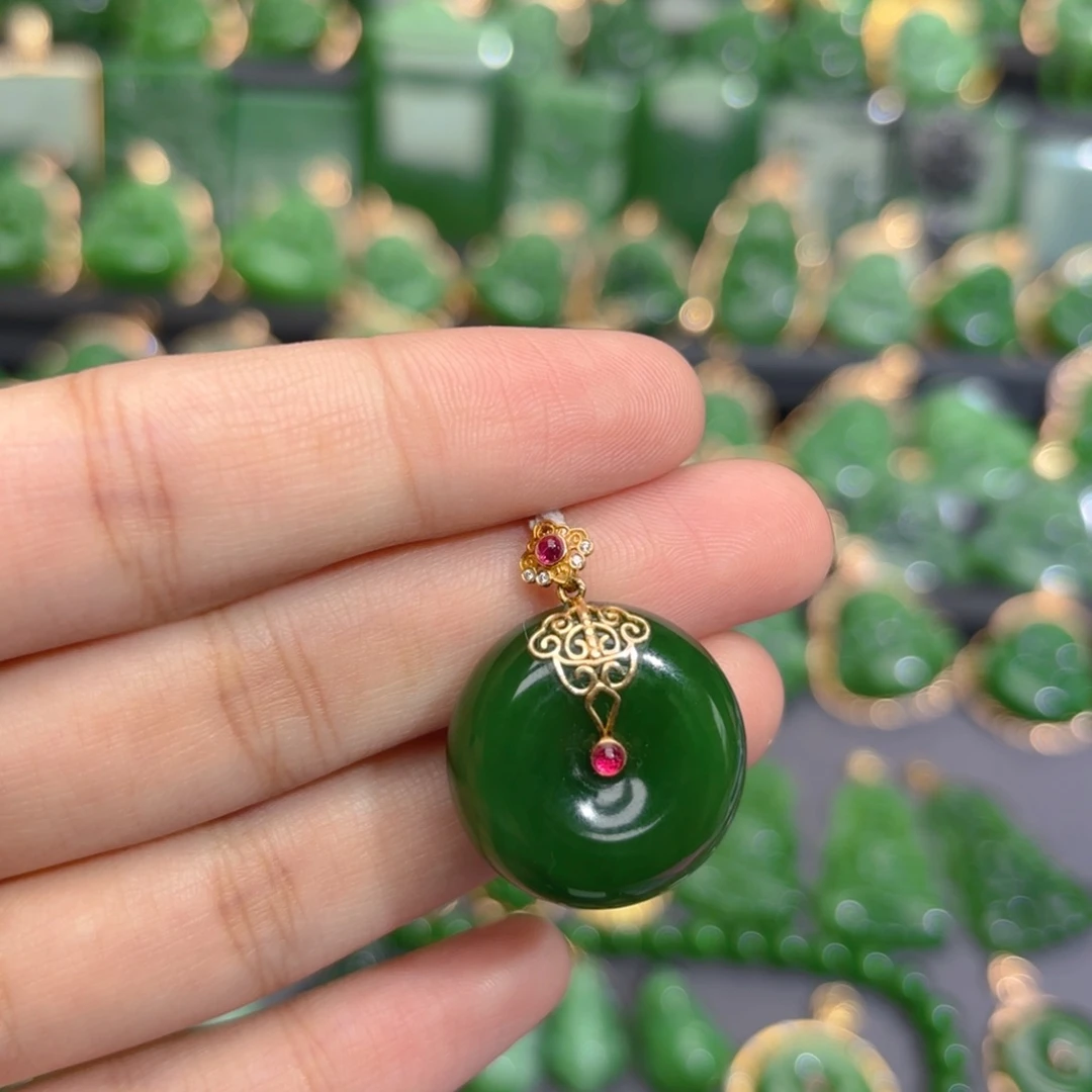 颈饰18K金镶嵌和田玉（碧玉）