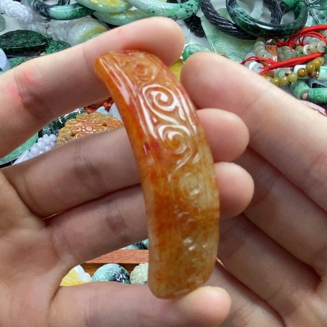 翡翠未镶嵌颈饰不****聊