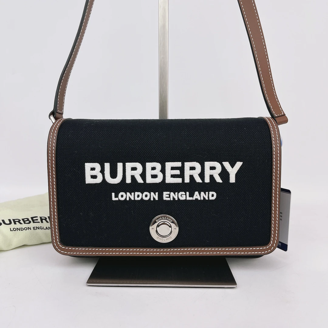 95新 BURBERRY/博柏利 博柏利 黑色帆布拼皮斜挎包底长19 H782