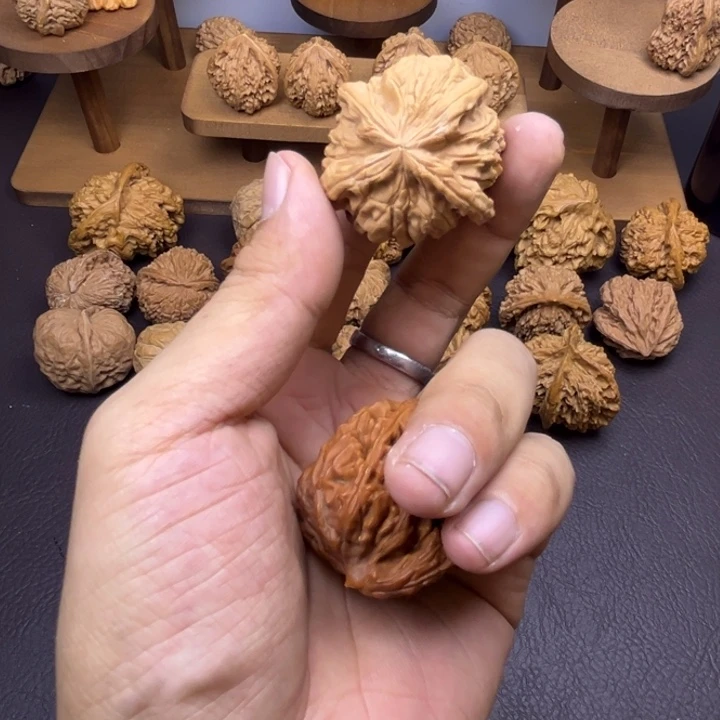 ****人吊坠桃核玉玺四棱