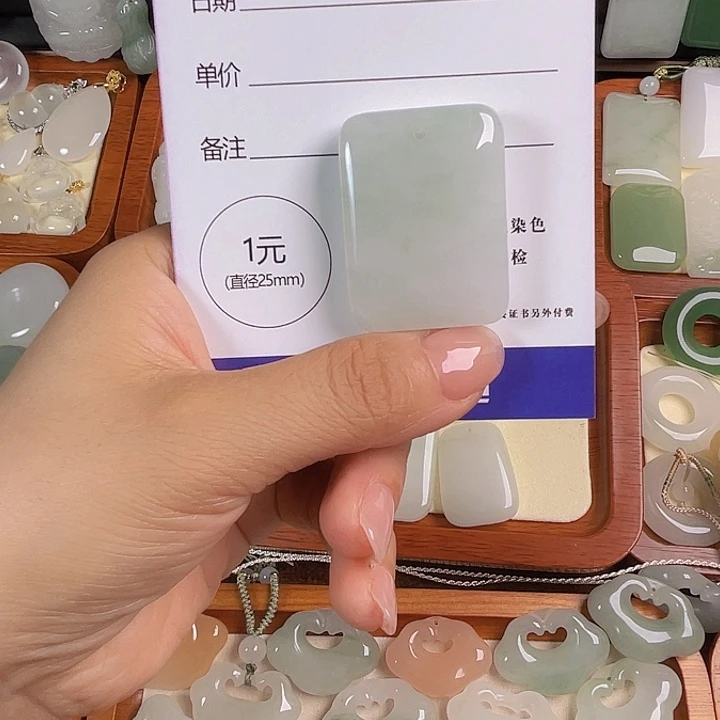 颈饰未镶嵌石英质玉