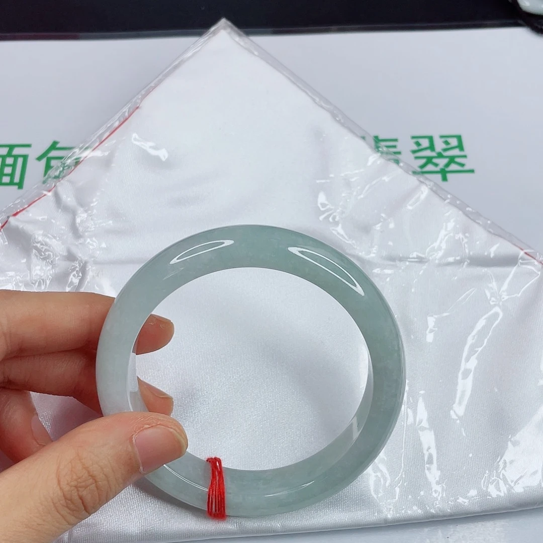 翡翠手镯未镶嵌问*